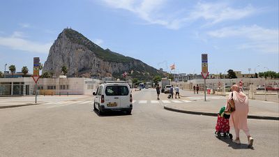 Los trabajadores transfronterizos ven con optimismo la ca�da de la verja de Gibraltar - Telediario 1 | Ver