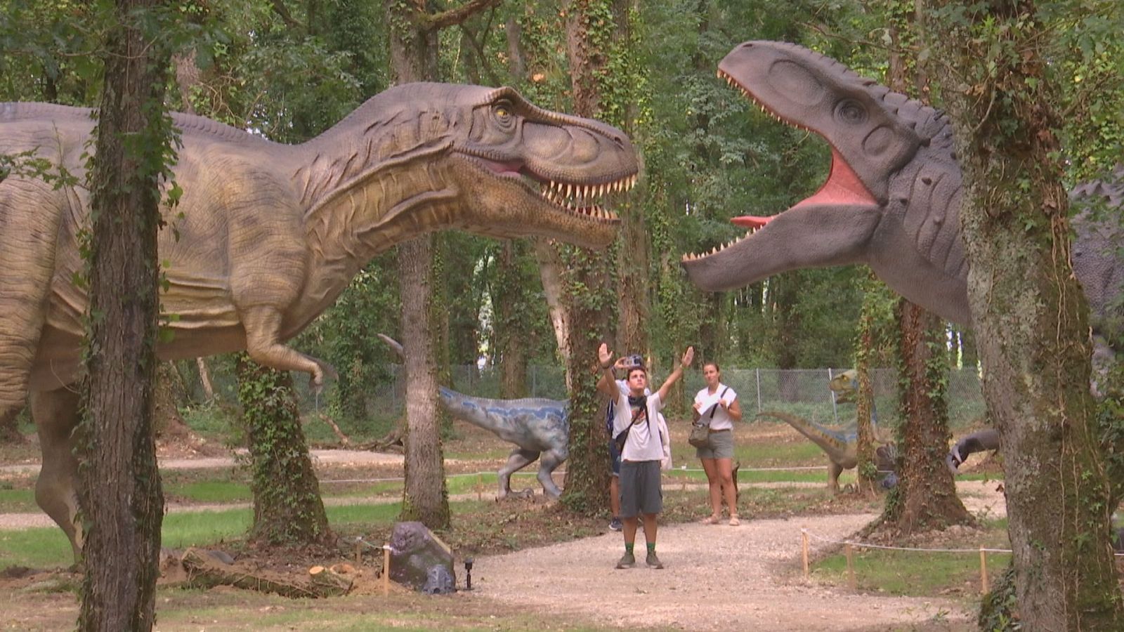 Dinosauros animatrónicos nunha carballeira de Outeiro de Rei, en Lugo