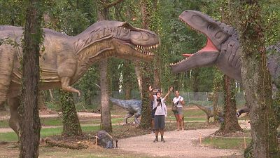 Dinosauros animatr�nicos nunha carballeira de Outeiro de Rei, en Lugo