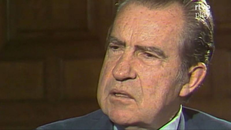 Richard Nixon, de cerca, con el logo de rtve play. Rostro de hombre mayor con arrugas, cabello canoso y boca entreabierta.