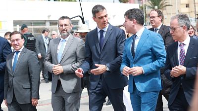 El presidente del Gobierno, Pedro S�nchez, ha llegado a las inmediaciones del Pe��n de Gibraltar pasadas las 12 horas para oficializar la demolici�n de la verja que durante m�s de 100 a�os ha separado el pe��n de Gibraltar del resto de la pen�nsula ib�rica. "Es un acuerdo justo que protege nuestros intereses", ha dicho durante su intervenci�n.