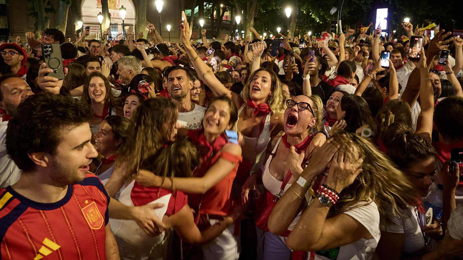 Celebración multitudinaria en Pamplona y Tudela por la Roja - Telenavarra | Ver