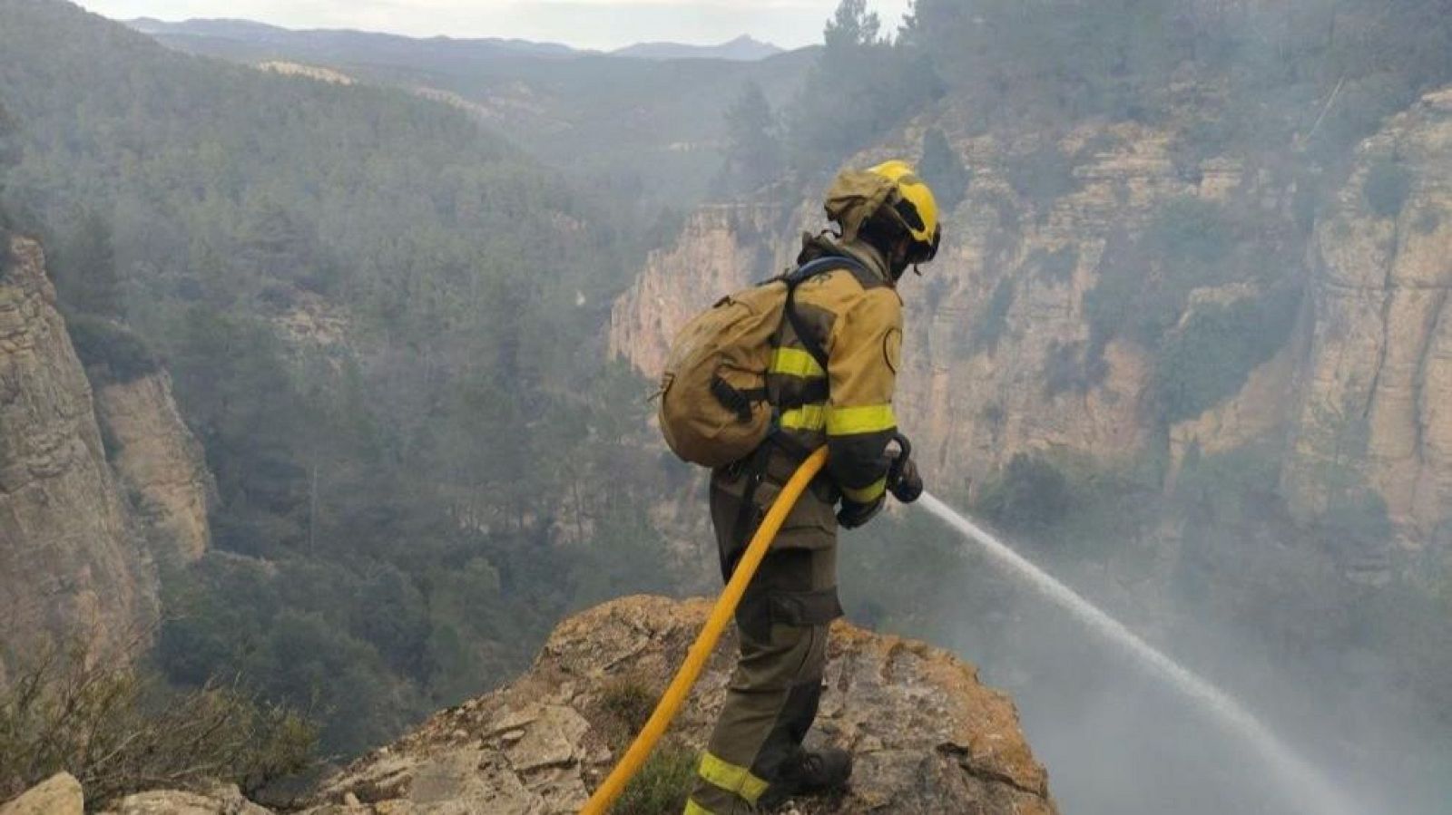 Evacúan Asín, Orés y Luesia (Zaragoza) por un incendio forestal - Telediario 2 | Ver vídeo