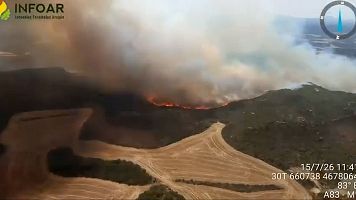 Desalojan una cuarta localidad por el incendio en Or�s, Zaragoza, cuya cabecera avanza sin control