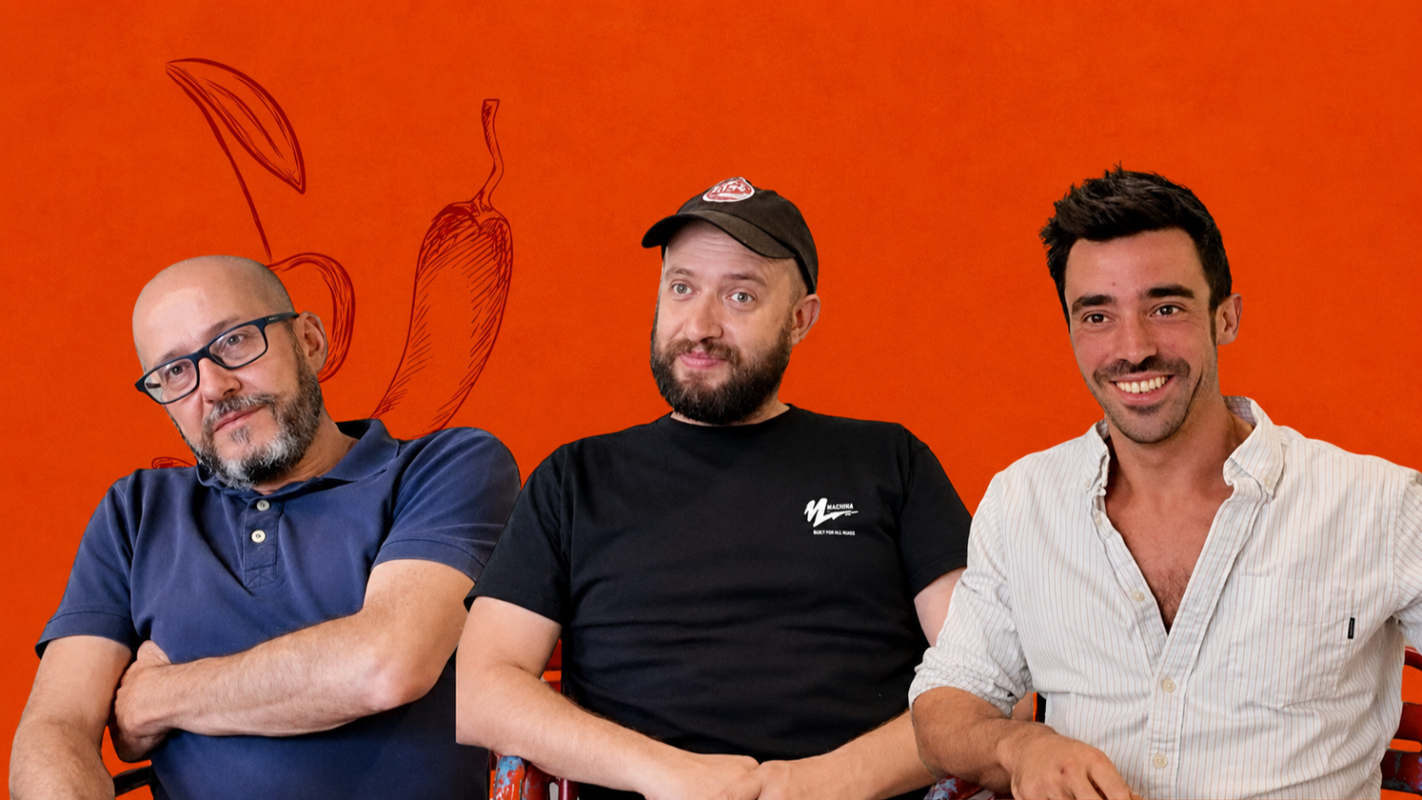Juan Gómez-Jurado, Arturo González-Campos y Rodrigo Cortés posan juntos sobre un fondo naranja con dibujos de guinda y guindilla, promocionando un nuevo proyecto.
