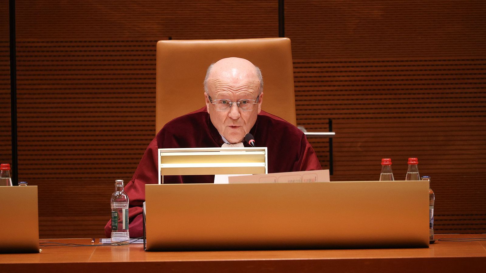Lenaerts, en este vídeo, ha constatado que "el propósito de la ley de amnistía es reducir las tensiones institucionales y políticas, así como un escenario de reconciliacion". "Con este fin, la ley de amnistia exige que los órganos jurisdiccionales adopten una decisión de extinción de responsabilidad en un plazo máximo de dos meses", ha dicho.