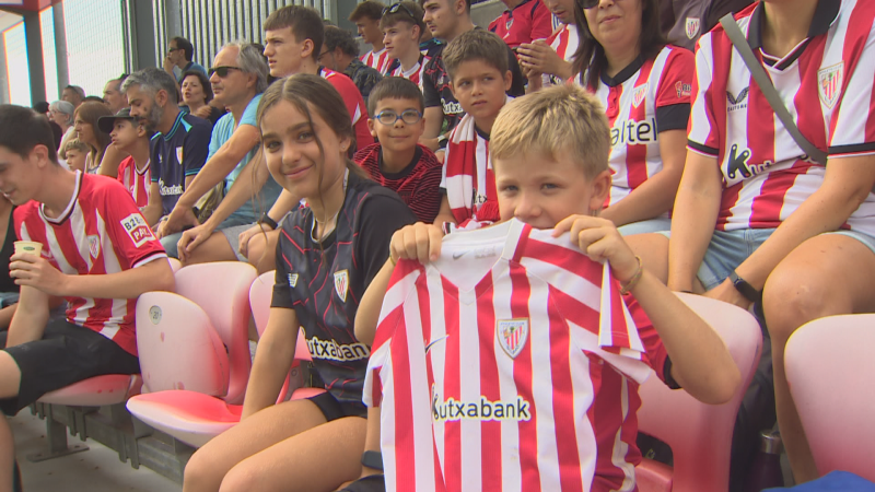 Medio millar de aficionados han presenciado el entrenamiento del Athletic Club en Lezama| RTVE Play - Ver ahora