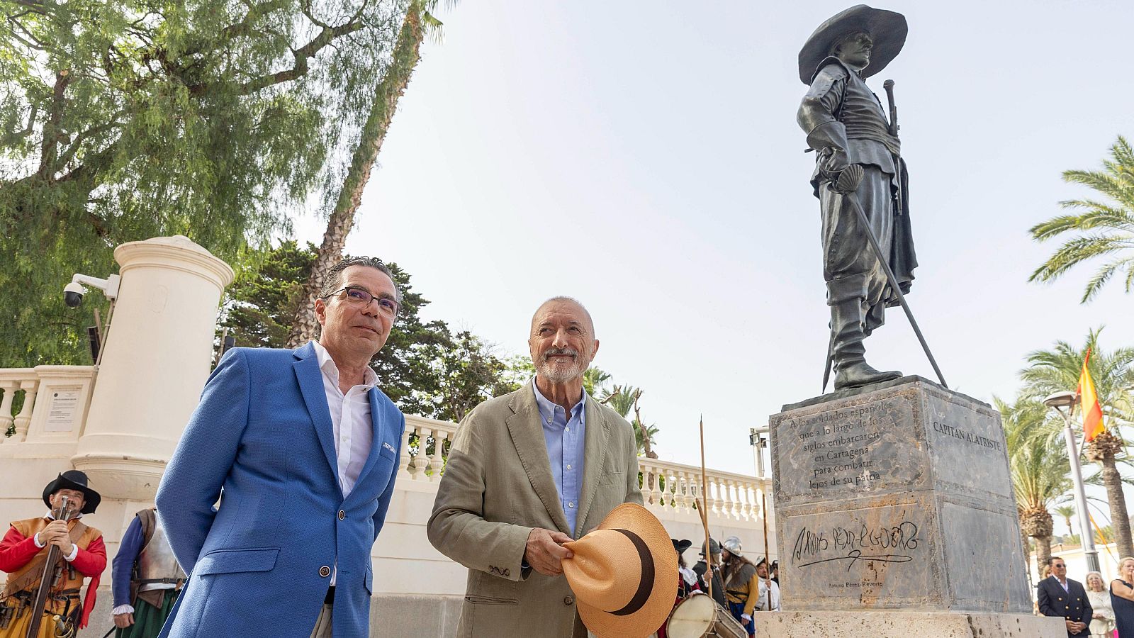 Pérez-Reverte descubre la estatua de Alatriste en Cartagena | Ver