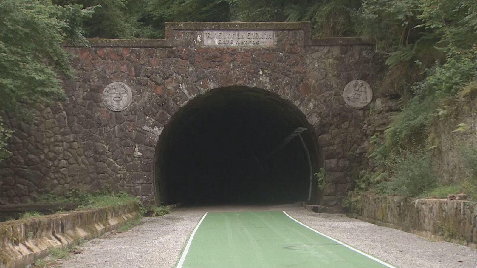 El túnel de La Engaña inicia una nueva etapa con la apertura de la vía verde tras años de abandono - TeleCantabria | Ver