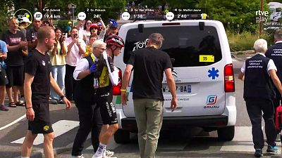 Vingegaard sufre una ca�da y tiene que abandonar en ambulancia
