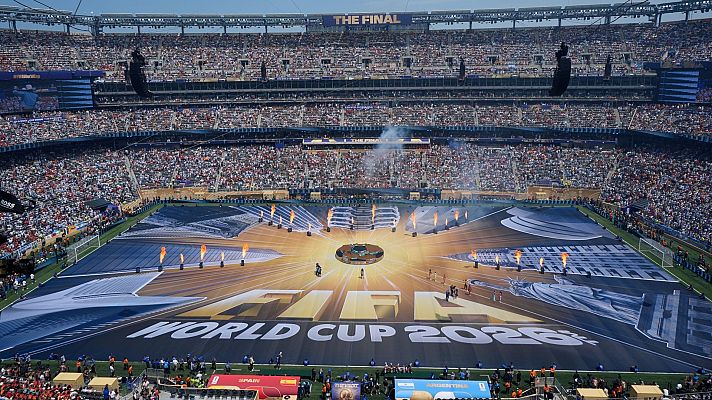 Estadio abarrotado para la ceremonia de clausura de la FIFA WORLD CUP 2026, con el campo decorado con \"FIFA WORLD CUP 2026\", efectos de fuego y la Estatua de la Libertad. \"THE FINAL\" se lee en una pantalla superior.