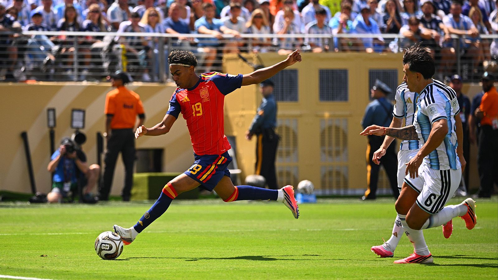 Ocasión de Lamine Yamal en el minuto 5 del España - Argentina (0-0) | Mundial 2026 | Ver vídeo