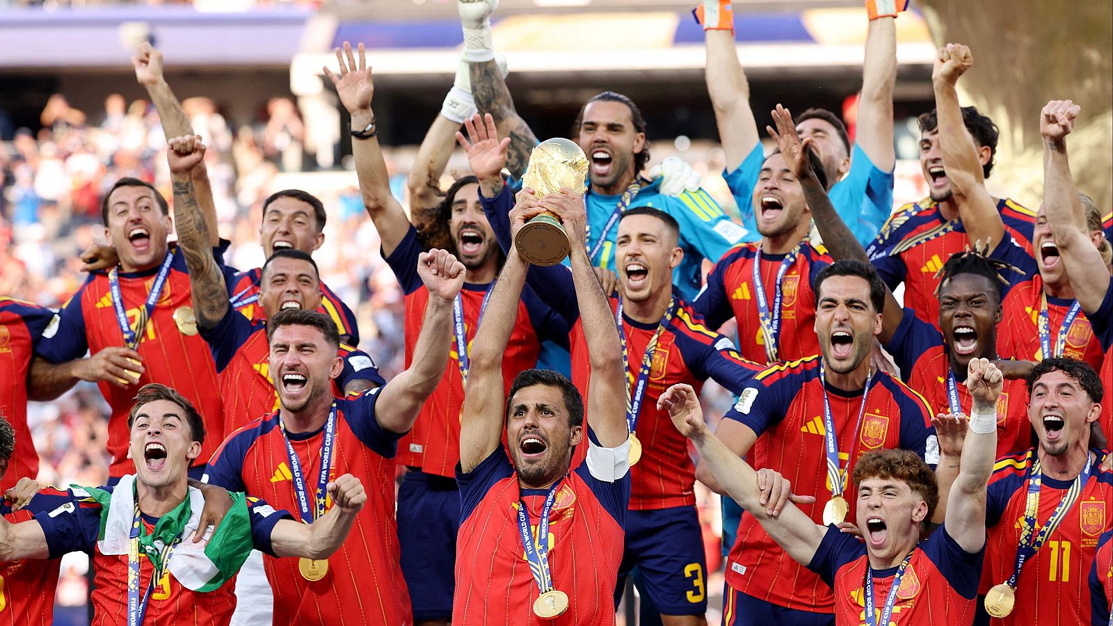 Un momento para la historia. Rodri levanta el trofeo de Campeón del Mundo | Ver vídeo