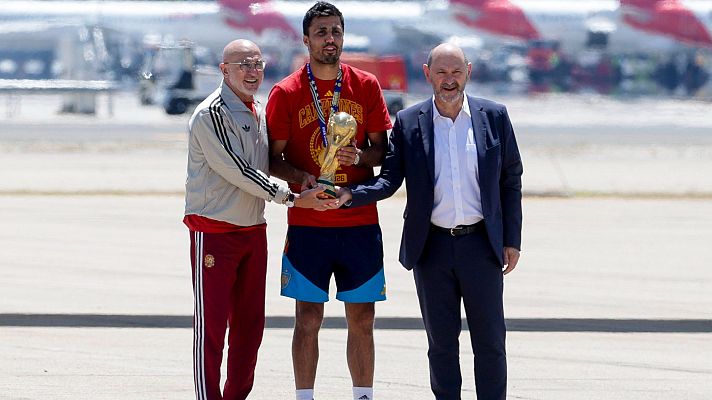 Telediario 1 - La selección ya está en España con la Copa del Mundo