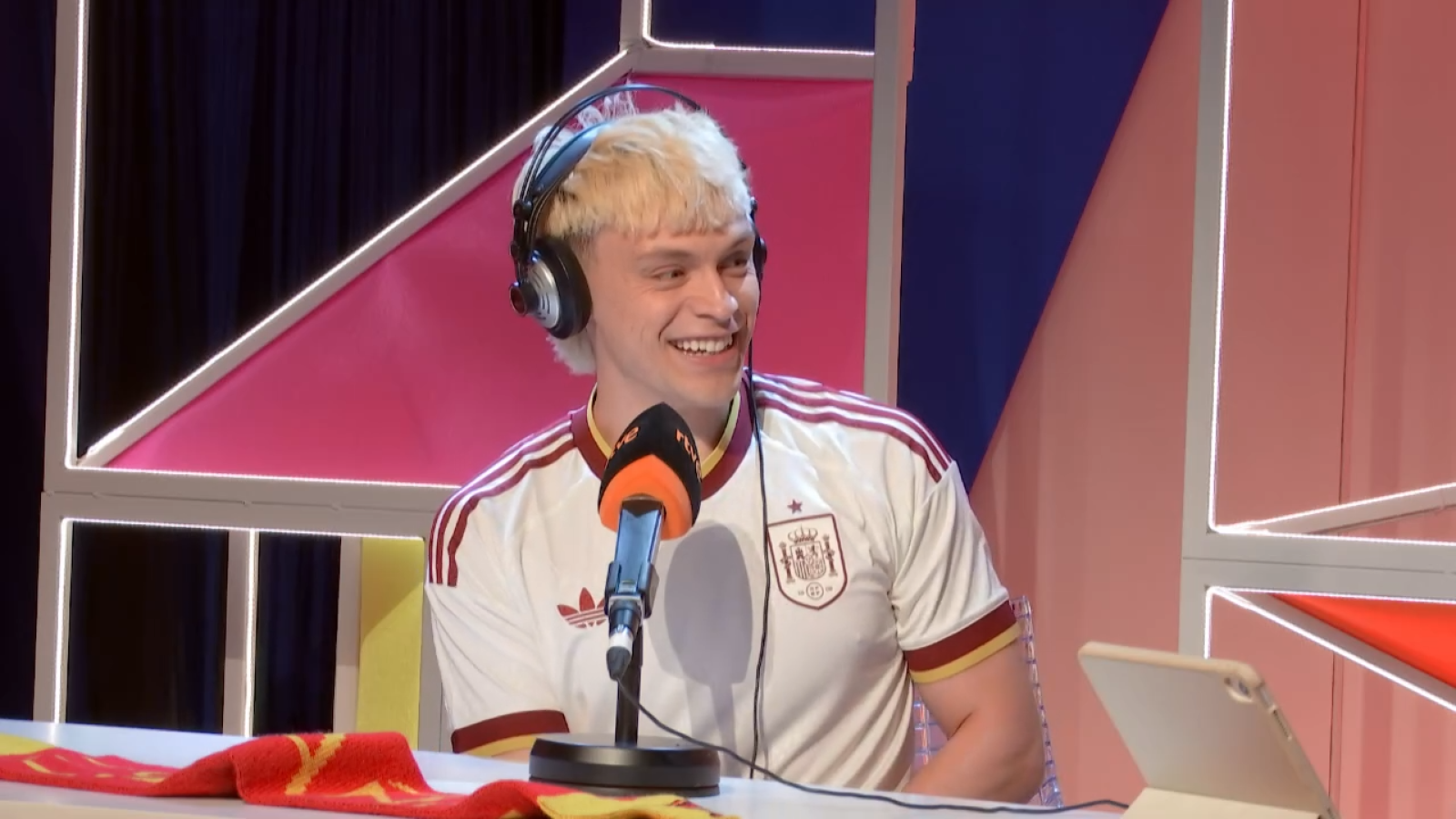 Almácor recuerda 'Brillos Platino', su himno en la Eurocopa 2024 - RTVE Noticias Vídeo | Ver