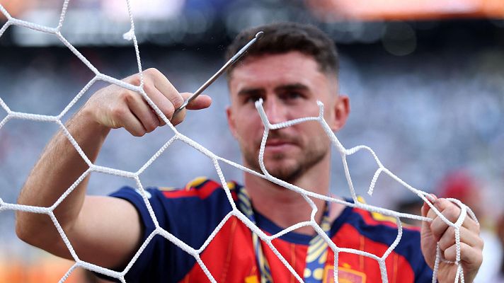 Laporte corta la red de una portería en la celebración tras la final del Mundial 2026