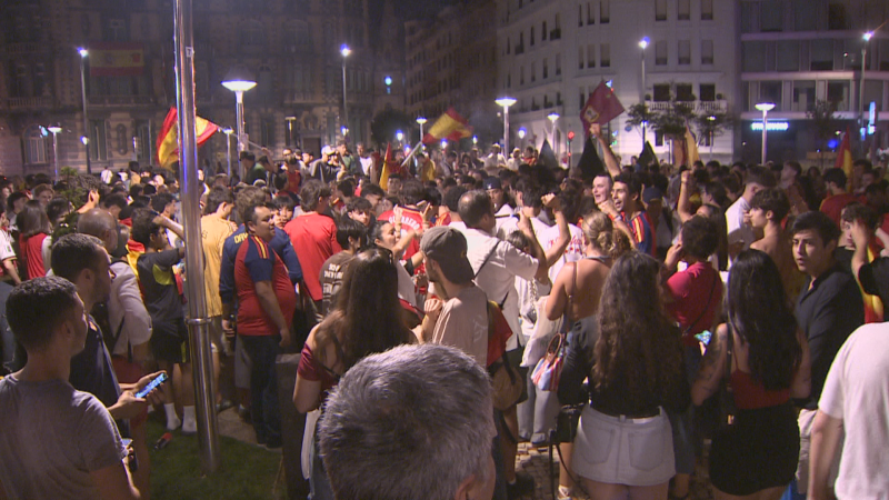 Miles de personas celebran en Euskadi el triunfo de la selección española en el Mundial | RTVE Play - Ver ahora