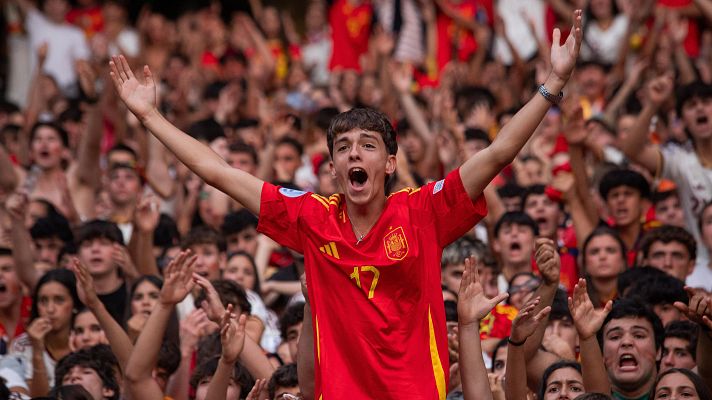 Un aficionado de España celebra el gol del Mundial