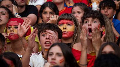 Borja Iglesias leva a bandeira de Galicia � final do Mundial