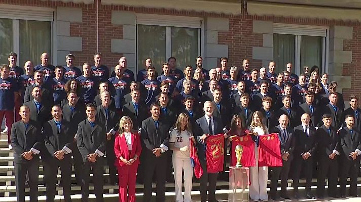 La familia real con la selección española Campeona del Mundo