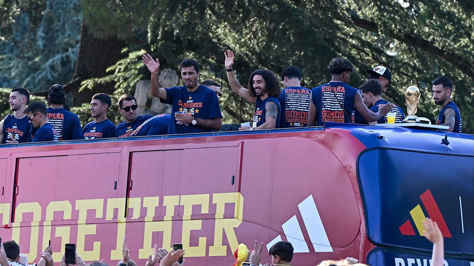 Los jugadores de la selección española recorren este lunes las calles de Madrid