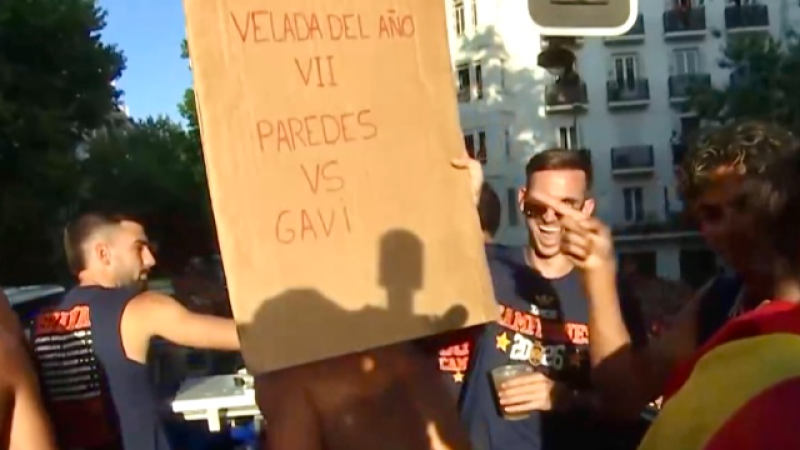 La pancarta que enfrenta a Paredes y Gavi en La Velada del Año VII - Copa Mundial de la FIFA 2026 | Ver