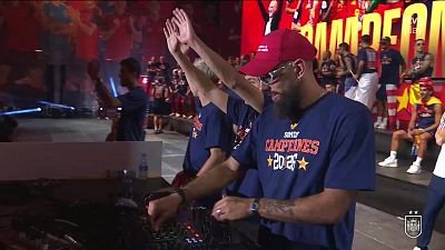 Borja Iglesias sorprende con su habilidad haciendo de DJ