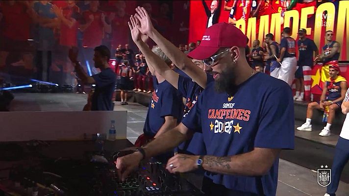 Copa Mundial de la FIFA 2026 - Borja Iglesias sorprende con su habilidad haciendo de DJ