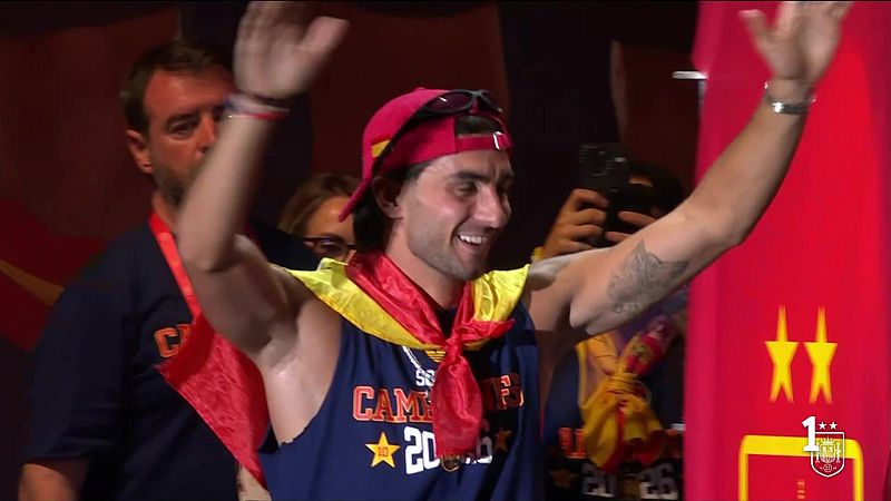 Celebració eufòrica dels jugadors de la selecció espanyola a Madrid - L'Informatiu | Veure