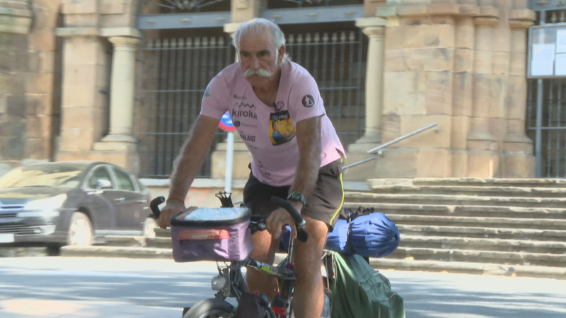 5.000 kilómetros en bici para recaudar fondos para la investigación contra el cáncer | RTVE Play - Ver ahora