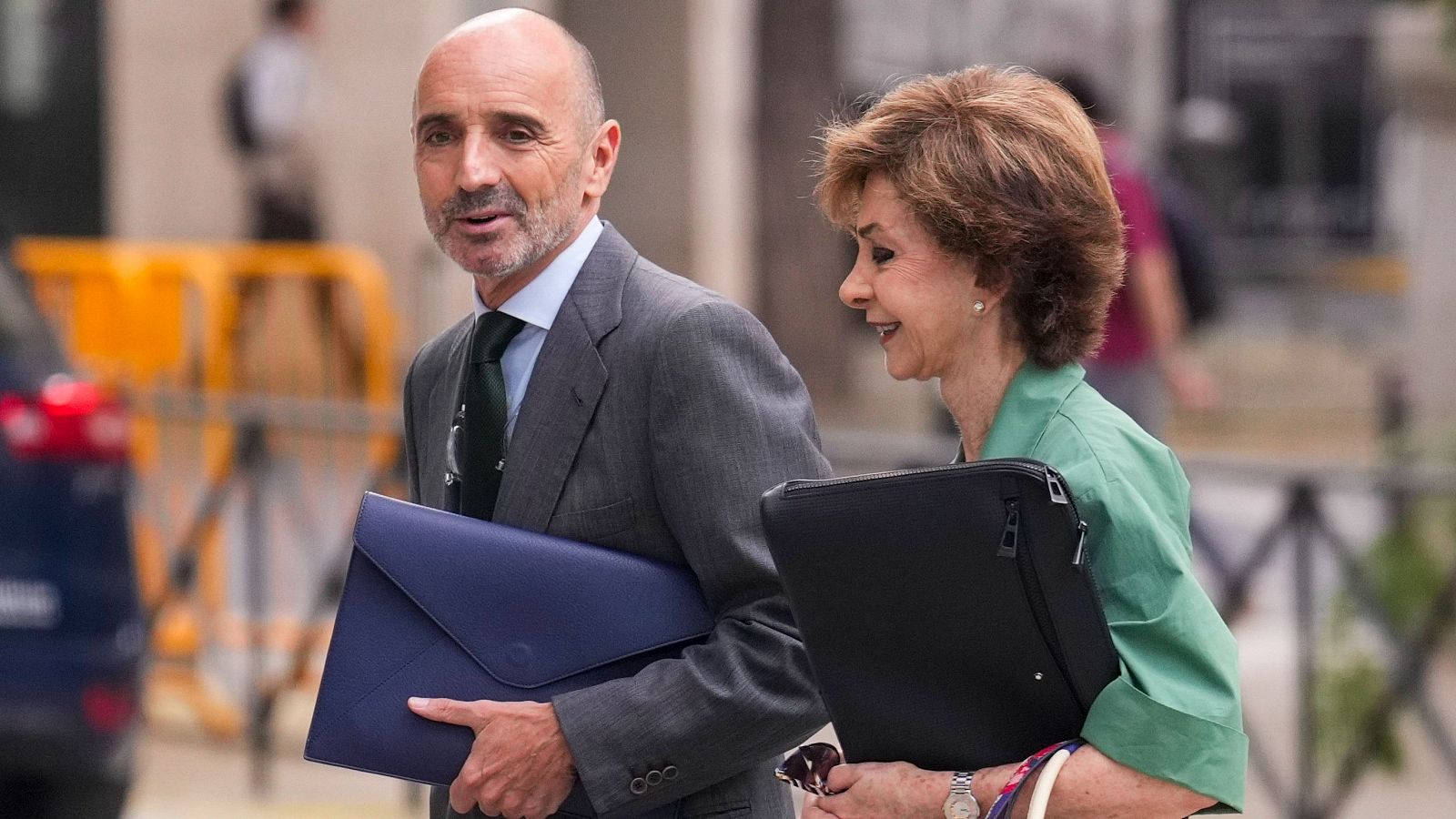 El empresario Julio Martínez Martínez, amigo de José Luis Rodríguez Zapatero y uno de los principales investigados en el caso Plus Ultra, acompañado por su abogada María Dolores Márquez del Prado, a su llegada este martes a la Audiencia Naciona