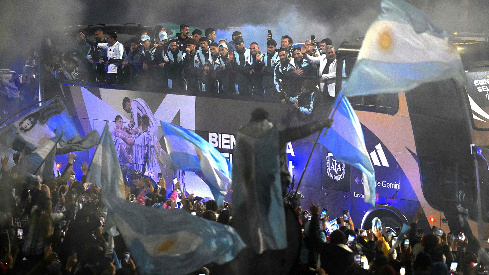 Miles de personas reciben a la selección argentina, sin Messi, en Buenos Aires | Ver