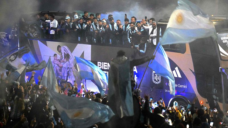 Miles de personas reciben a la selección argentina, sin Messi, en Buenos Aires | Ver