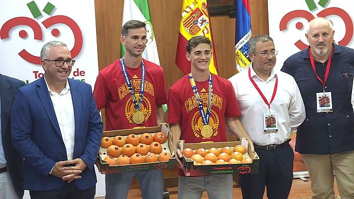 Fútbol - Pamplona rinde homenaje a Mikel Merino y Los Palacios a Fabián y Gavi