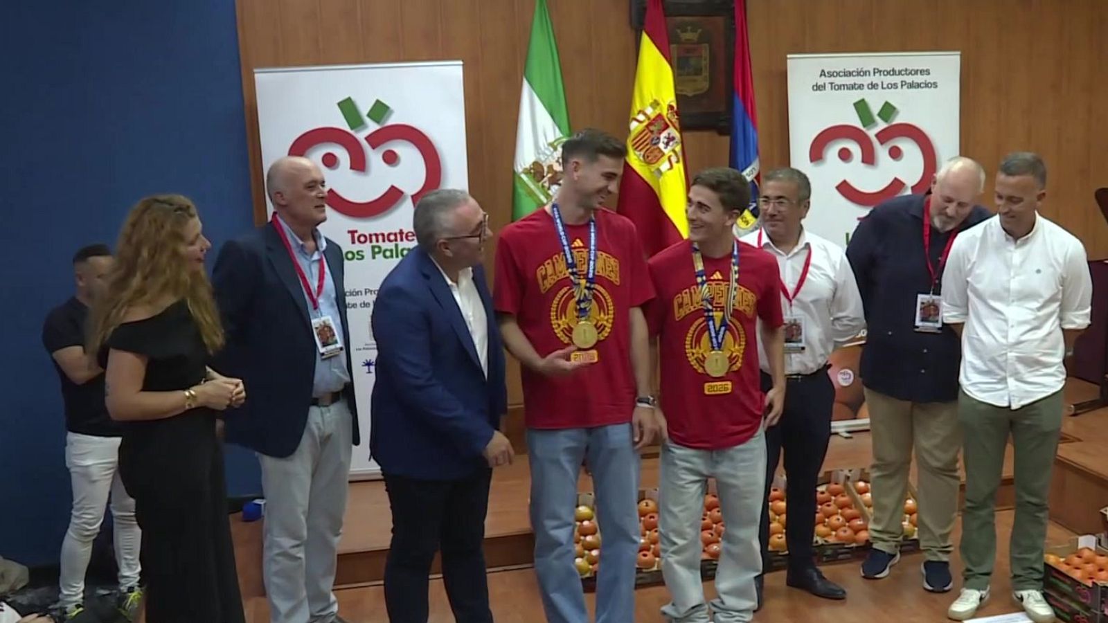 Los Palicios regala su peso en tomates para Gabi y Fabián tras el mundial - Noticias Andalucía | Ver
