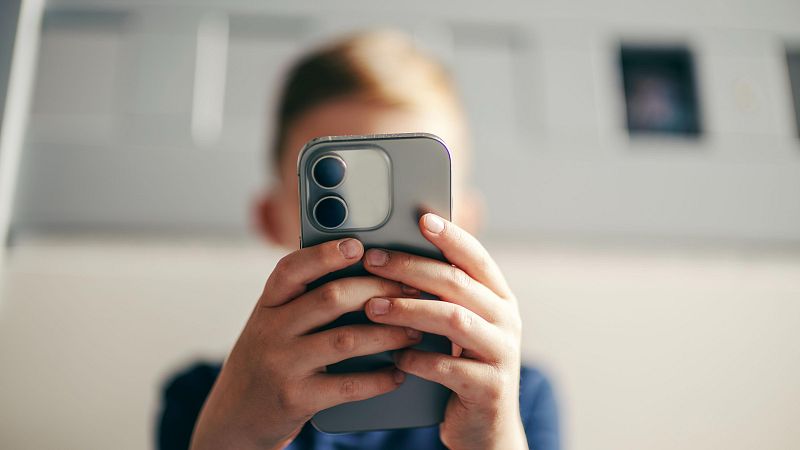Francia prohíbe las redes sociales a los menores de 15 años - Telediario 1 | Ver