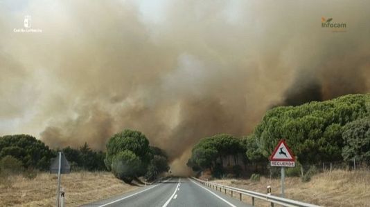 Un incendio en Almorox, Toledo, obliga a desalojar una urbanizaci�n y confina el municipio de Villa del Prado