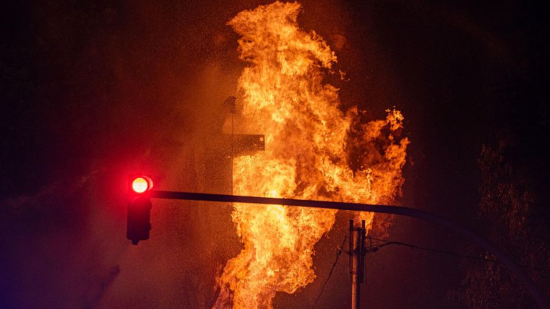 Una deflagración de gas deja ocho heridos y un incendio en Barcelona - Telediario Matinal | Ver
