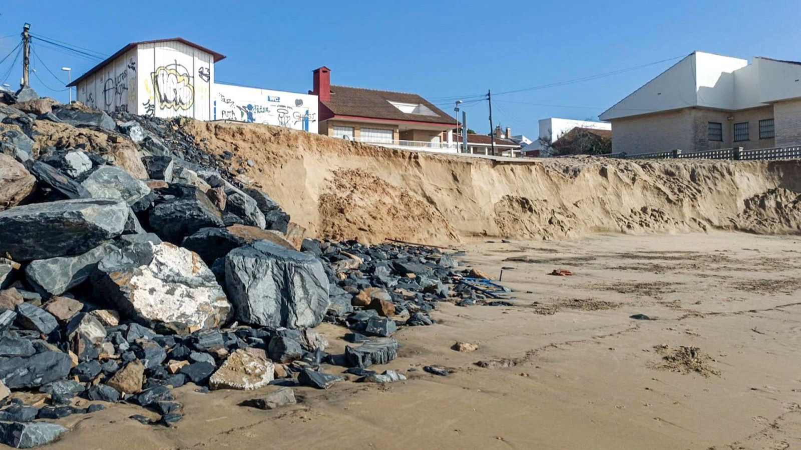 Sin playa por riesgo de derrumbe - Mañaneros 360 | Ver