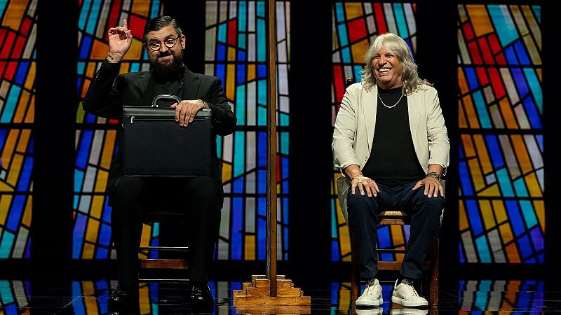 Manu Sánchez y José Mercé sentados en un escenario con fondo de vidriera de colores. Manu gesticula, José sonríe.