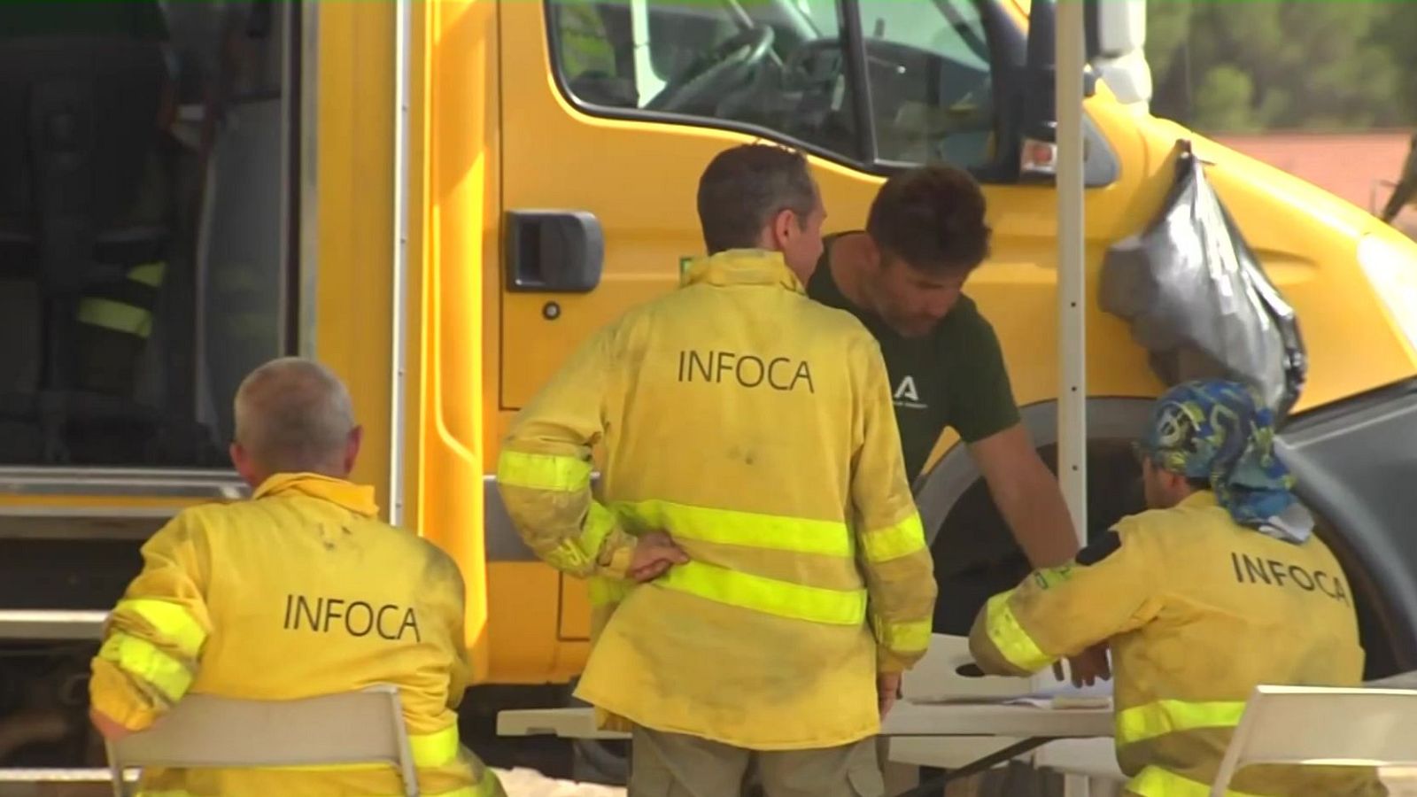 El viento no favorece la extinción del Incendio del Ándevalo en Huelva - Noticias Andalucía | Ver