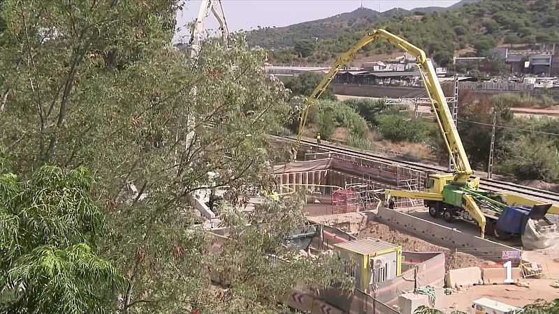 Continuen les tasques per assegurar el terreny després de l’esfondrament a les obres de Rodalies a Montcada, amb afectacions al servei.