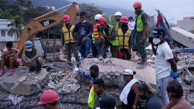 En Venezuela buscan aún centenares de cadáveres del terremoto