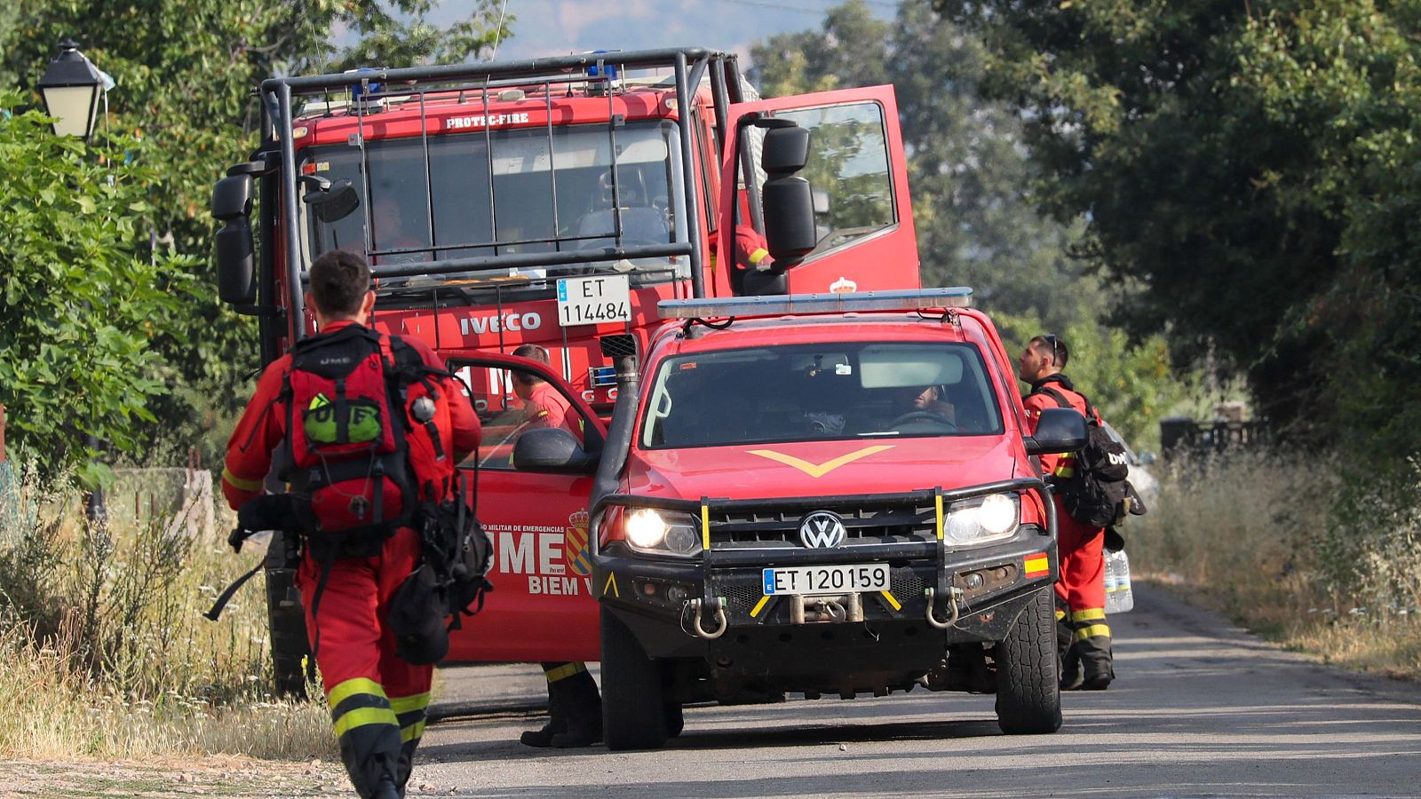 La UME trabaja en el incendio de Castropodame de nivel 2