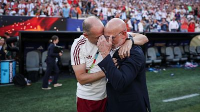 El segundo entrenador de la selecci�n espa�ola, Juanjo Gonz�lez, abraza al seleccionador nacional, Luis de la Fuente, tras conquistar el Mundial de f�tbol.