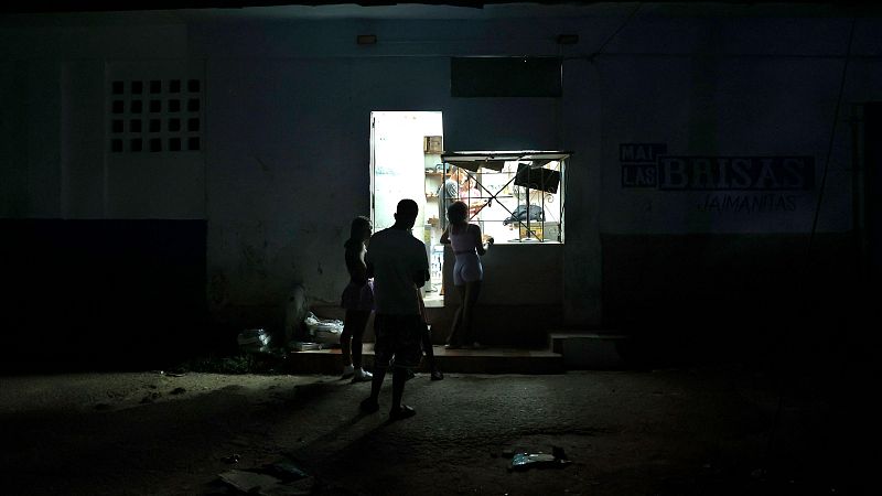 Los cubanos se las ingenian para sobrellevar la crisis energética y el bloqueo de EE.UU. | Ver ahora