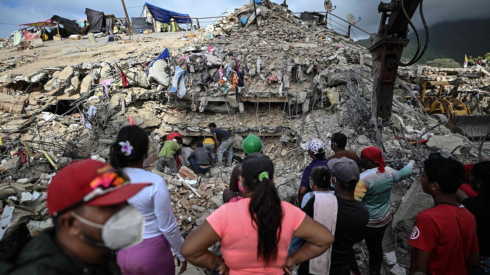 Voluntarios y familiares siguen buscando víctimas del terremoto en Venezuela | Ver ahora