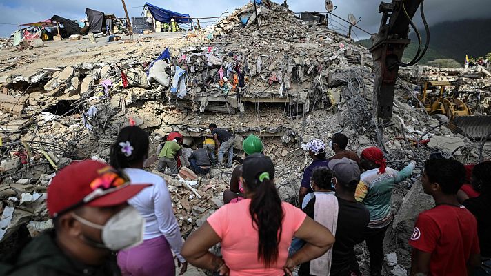 Telediario 2 - Voluntarios y familiares siguen buscando víctimas del terremoto en Venezuela