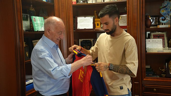 Fútbol - Pedro Porro y Álex Baena recibidos en Don Benito y Roquetas de Mar
