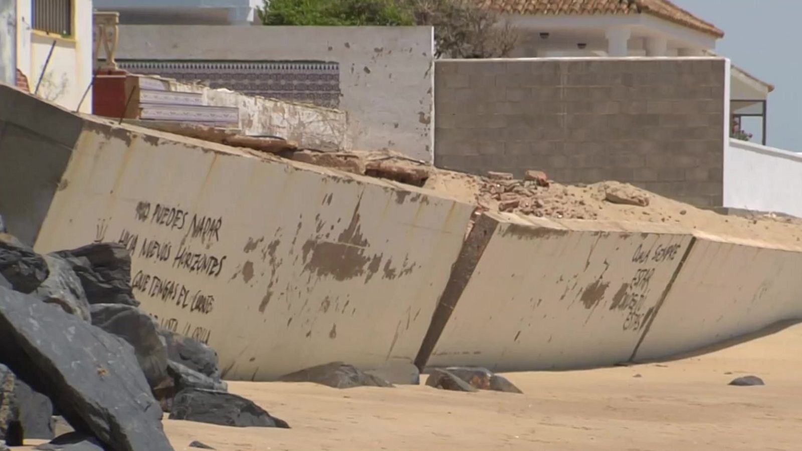 Los vecinos del Portil arreglan el acceso a la playa a la que se les prohíbe bajar - Noticias Andalucía | Ver